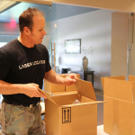 克利夫是我们的常驻专家，他会确保所有的东西都被完美地打包，以确保这些箱子在海外旅行时不会有任何问题。150x150 USO军事护理包