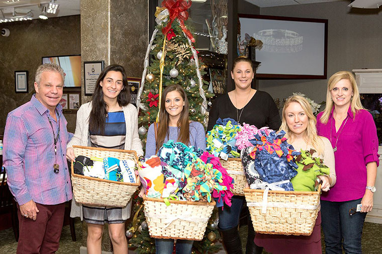 1 Laser Locators Employees Deliver Blankets to Steve Julie Weintraub to benefit Hands Across the Bay photo 1激HTH华体会光定位器员工将毯子送到Steve Julie Weintraub,以便在海湾穿过我们的社区